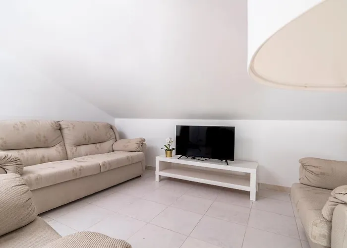 2br Near *